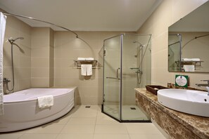 Deluxe-Doppelzimmer | Badezimmer | Komfortbadewanne, Hydromassagedusche, Designer-Toilettenartikel