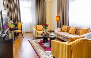 VIP Room | Premium bedding, minibar, in-room safe, desk - Hoang Son Peace Hotel (Ninh Binh)