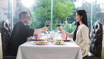 2 restaurants servant le petit déjeuner, le déjeuner et le dîner