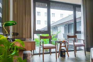 Premium Deluxe Twin | Premium bedding, minibar, in-room safe, desk - Hoang Son Peace Hotel (Ninh Binh)