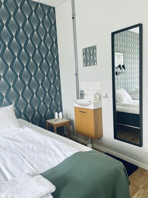 Down duvets, desk, iron/ironing board, free WiFi - Le Mat B&B Göteborg City (Gothenburg)