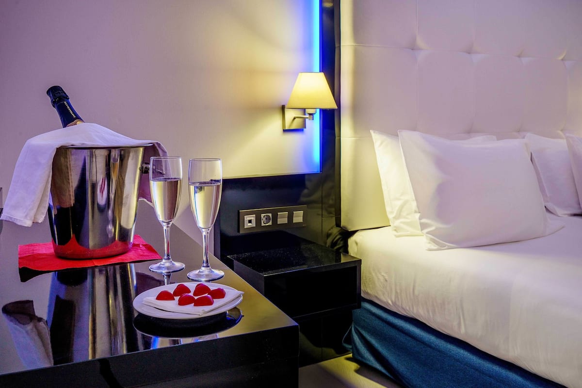 Két bảo mật tại phòng, bàn, màn/rèm cản sáng, phòng cách âm