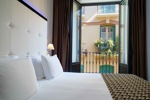 ตู้นิรภัยในห้องพัก, โต๊ะทำงาน, ผ้าม่านกันแสง, ห้องเก็บเสียง