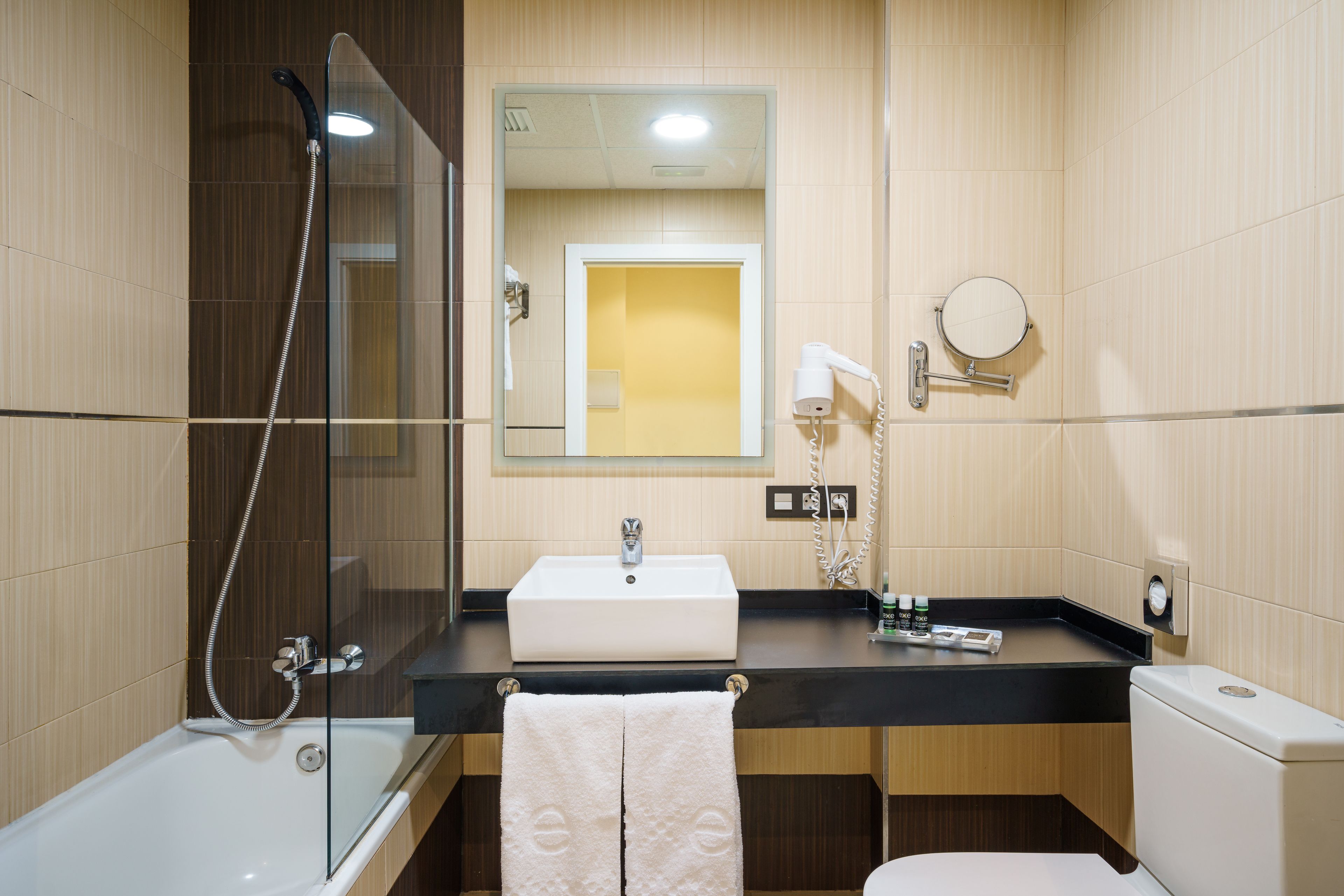 combined shower/bathtub, eco-friendly toiletries, hair dryer, towels