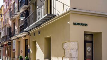 Fachada de hotel con balcones, un letrero que dice "FAJARDO" y una puerta que indica "exe Hotels".