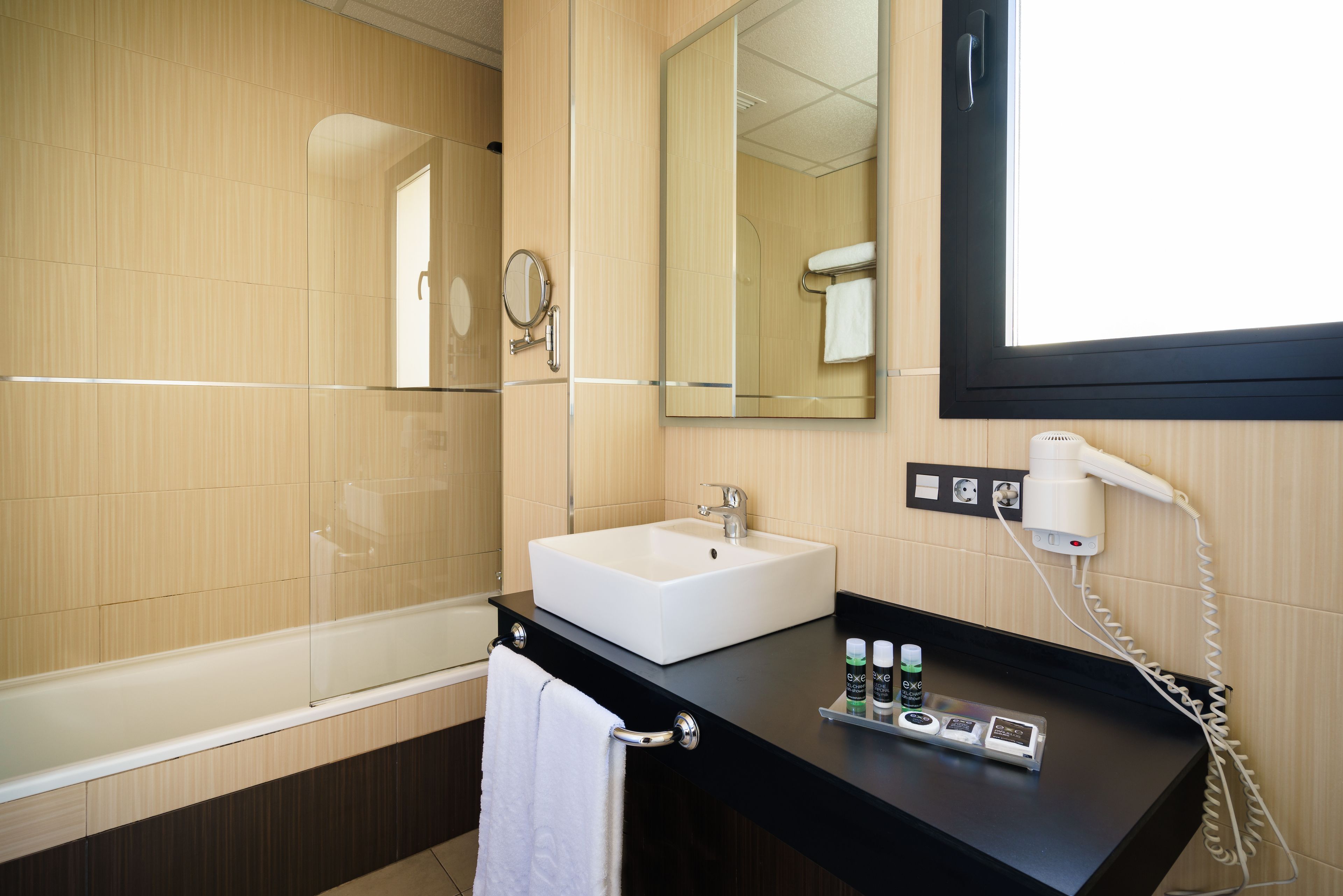 combined shower/bathtub, eco-friendly toiletries, hair dryer, towels