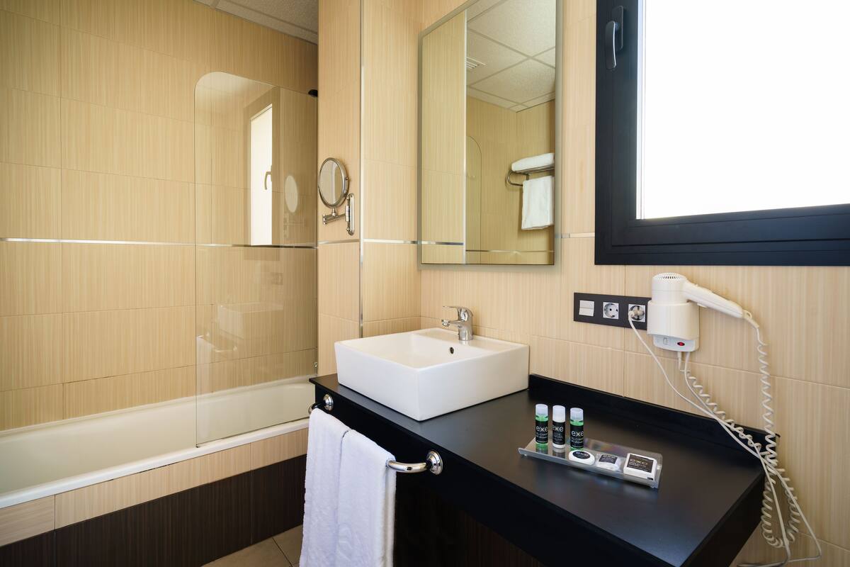 combined shower/bathtub, eco-friendly toiletries, hair dryer, towels