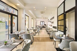 อาหารเช้าแบบบุฟเฟ่ต์ทุกวัน (EUR 10 ต่อคน)