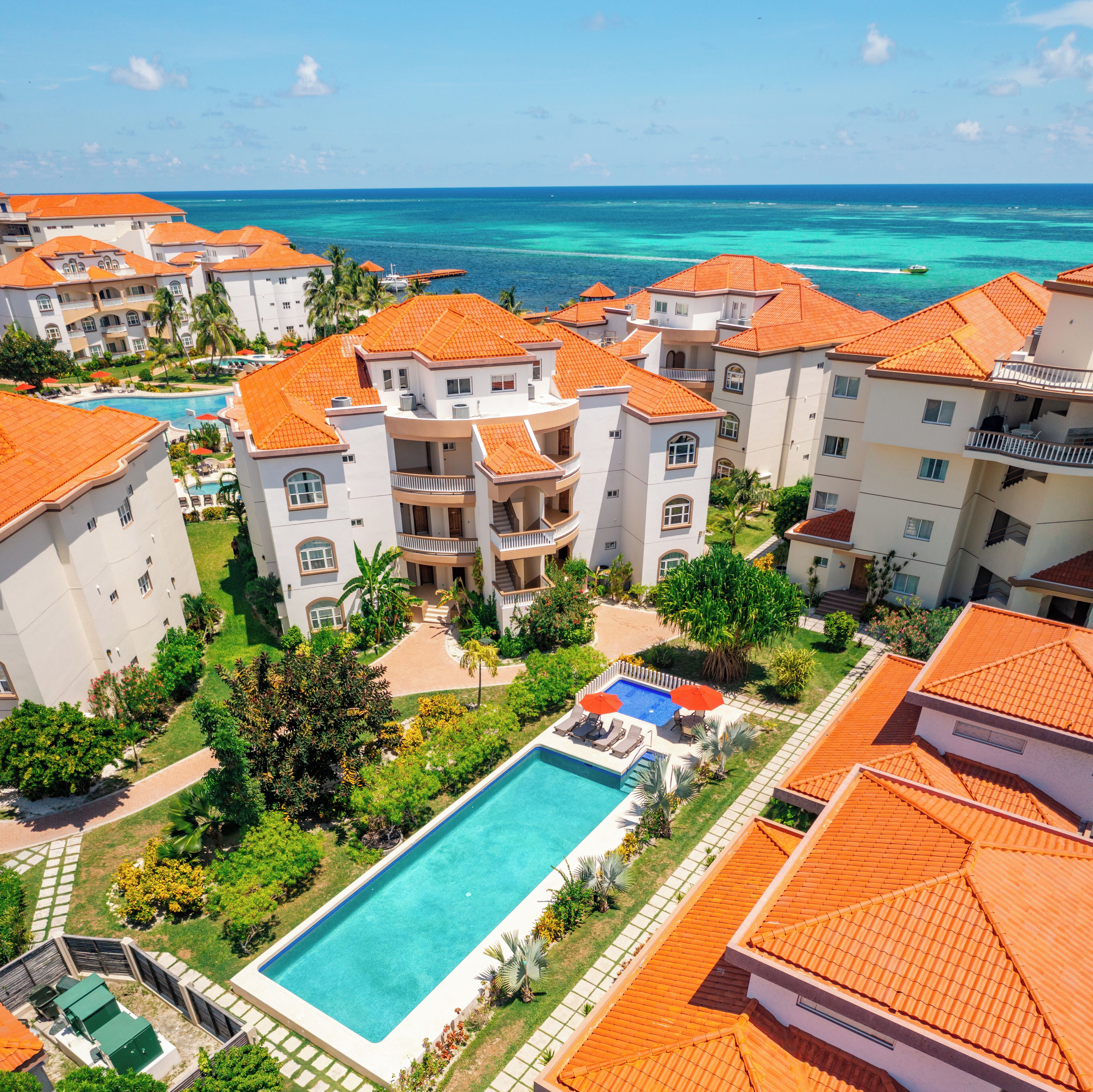 6 piscines extérieures, parasols de plage, chaises longues