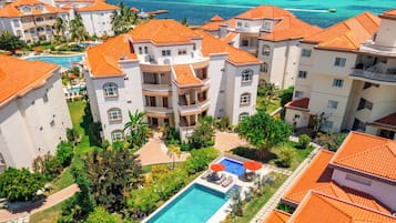 6 outdoor pools, pool umbrellas, pool loungers