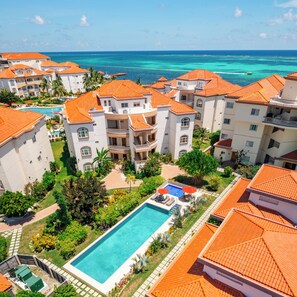 6 piscinas al aire libre, sombrillas, sillones reclinables de piscina