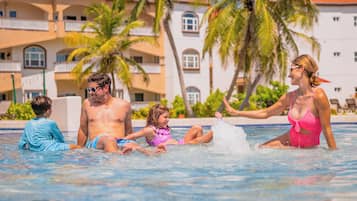 6 albercas al aire libre, sombrillas en la alberca y camastros