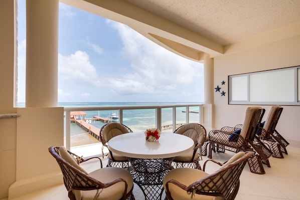 Deluxe appartement, 1 slaapkamer, uitzicht op het strand | Terras