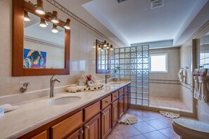 Apartamento, 3 habitaciones, vistas al mar | Baño | Ducha, artículos de higiene personal gratuitos y secador de pelo