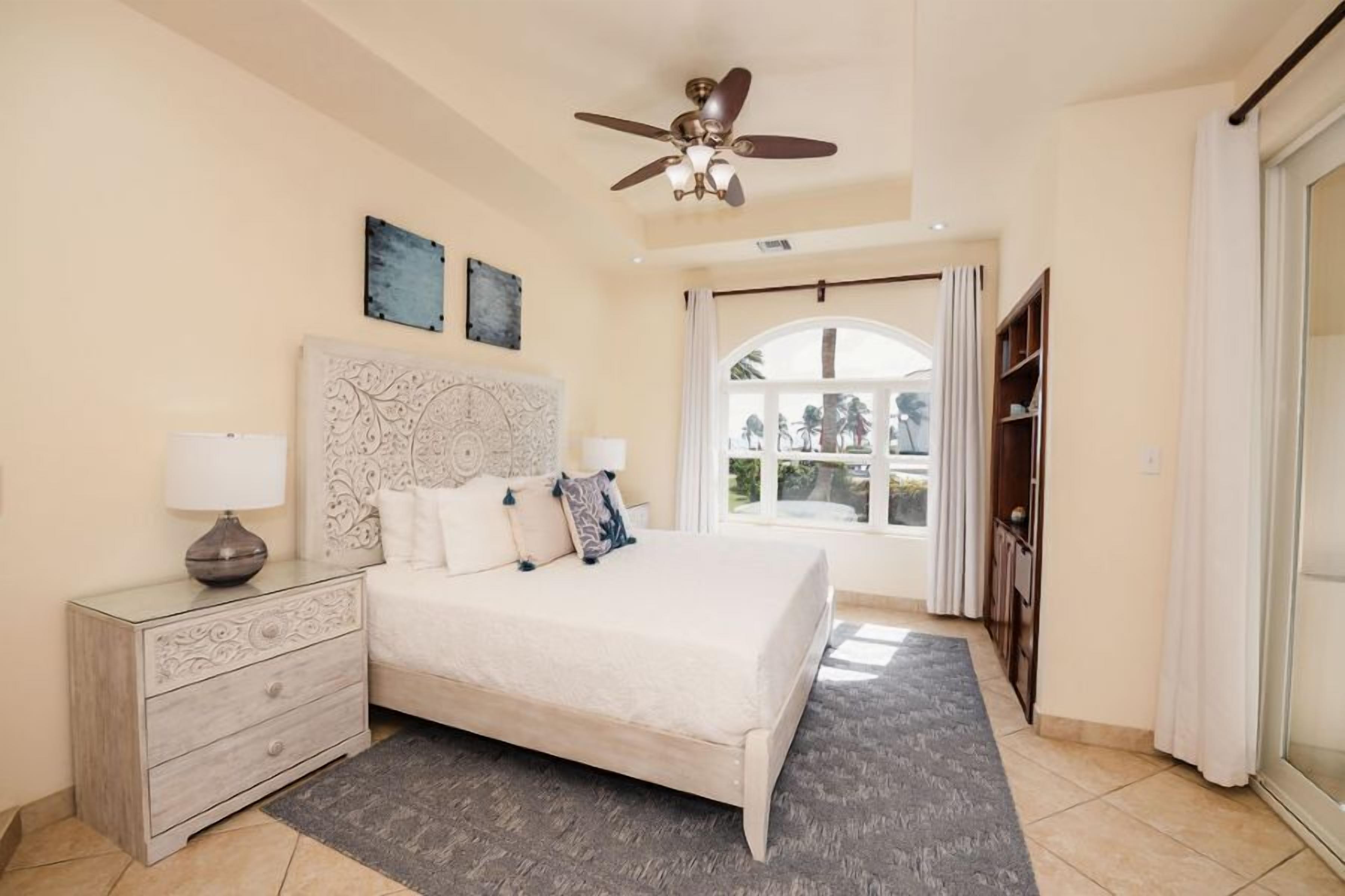 Leilighet – deluxe, 1 soverom, havutsikt | 1 soverom, memory foam-senger, safe på rommet og individuelt dekorert