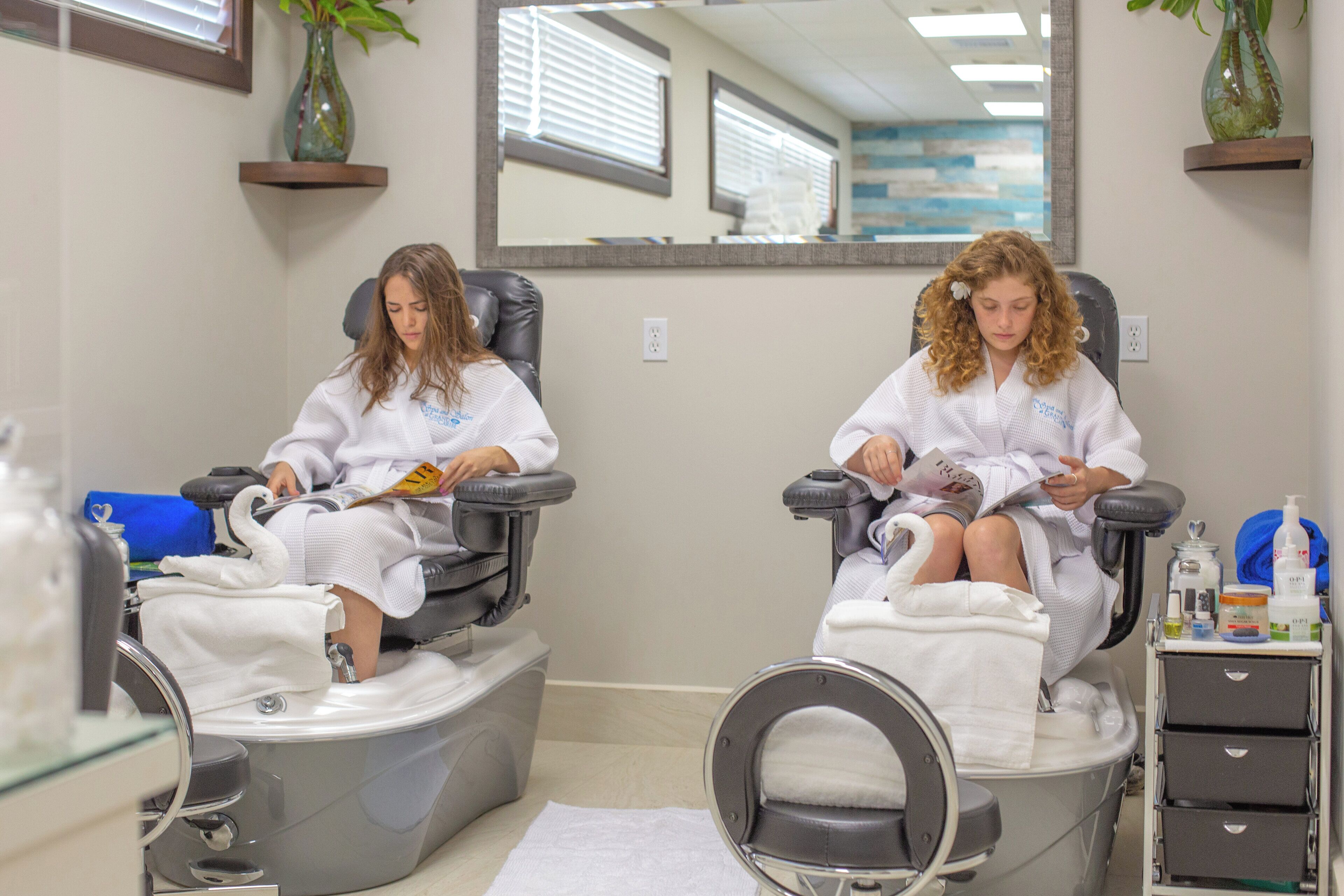 Un baño con dos sillones de spa, un espejo y un estante con artículos de aseo.