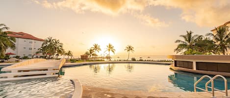 6 piscines extérieures, parasols de plage, chaises longues