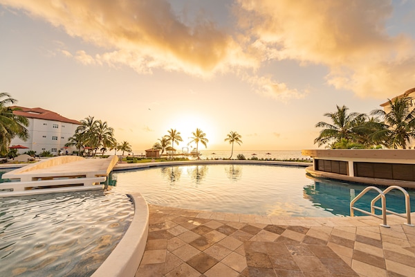 6 buitenzwembaden, parasols bij het zwembad en ligstoelen