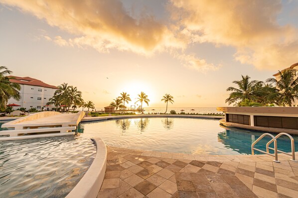 6 albercas al aire libre, sombrillas en la alberca y camastros 