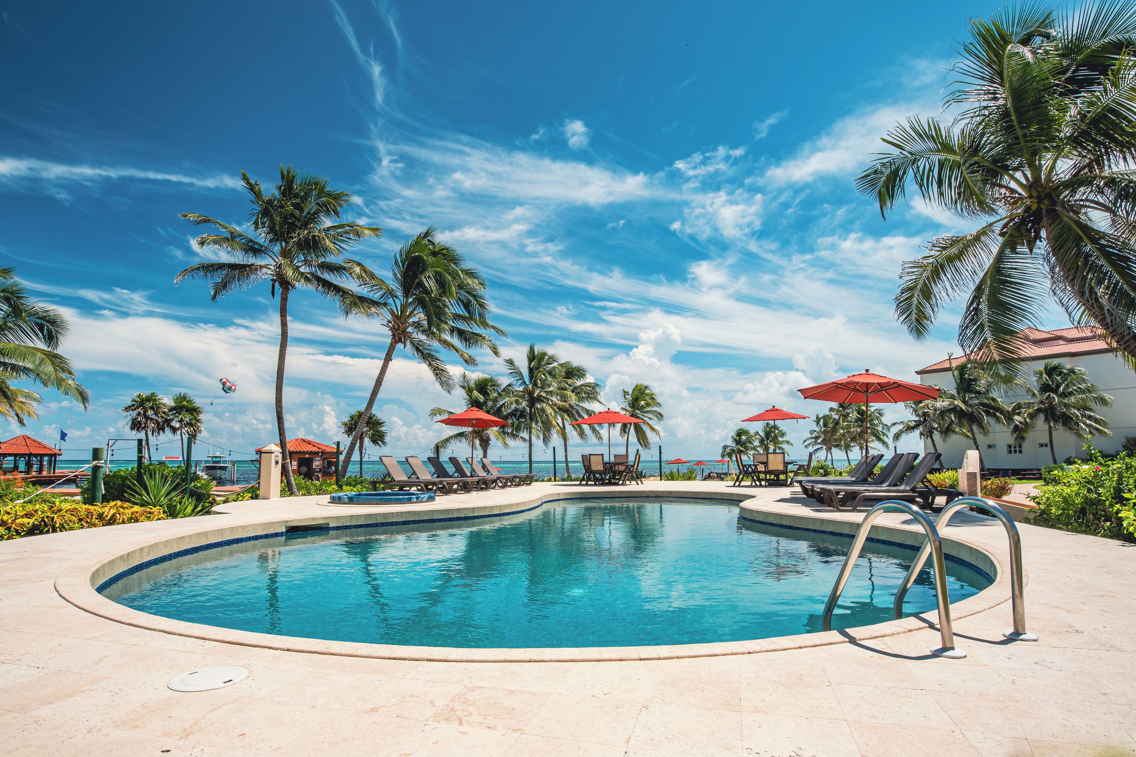 6 Außenpools, Sonnenschirme, Liegestühle