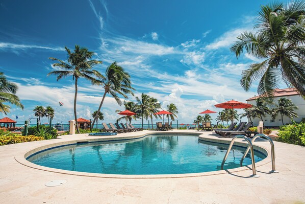 6 Außenpools, Sonnenschirme, Liegestühle