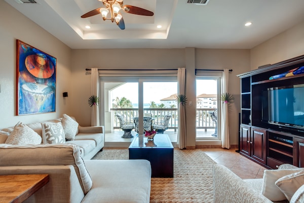 Condo, 3 Bedrooms, Sea View | Living area