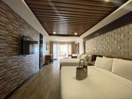 Suite Poolview | Minibar, in-room safe, individually decorated, individually furnished