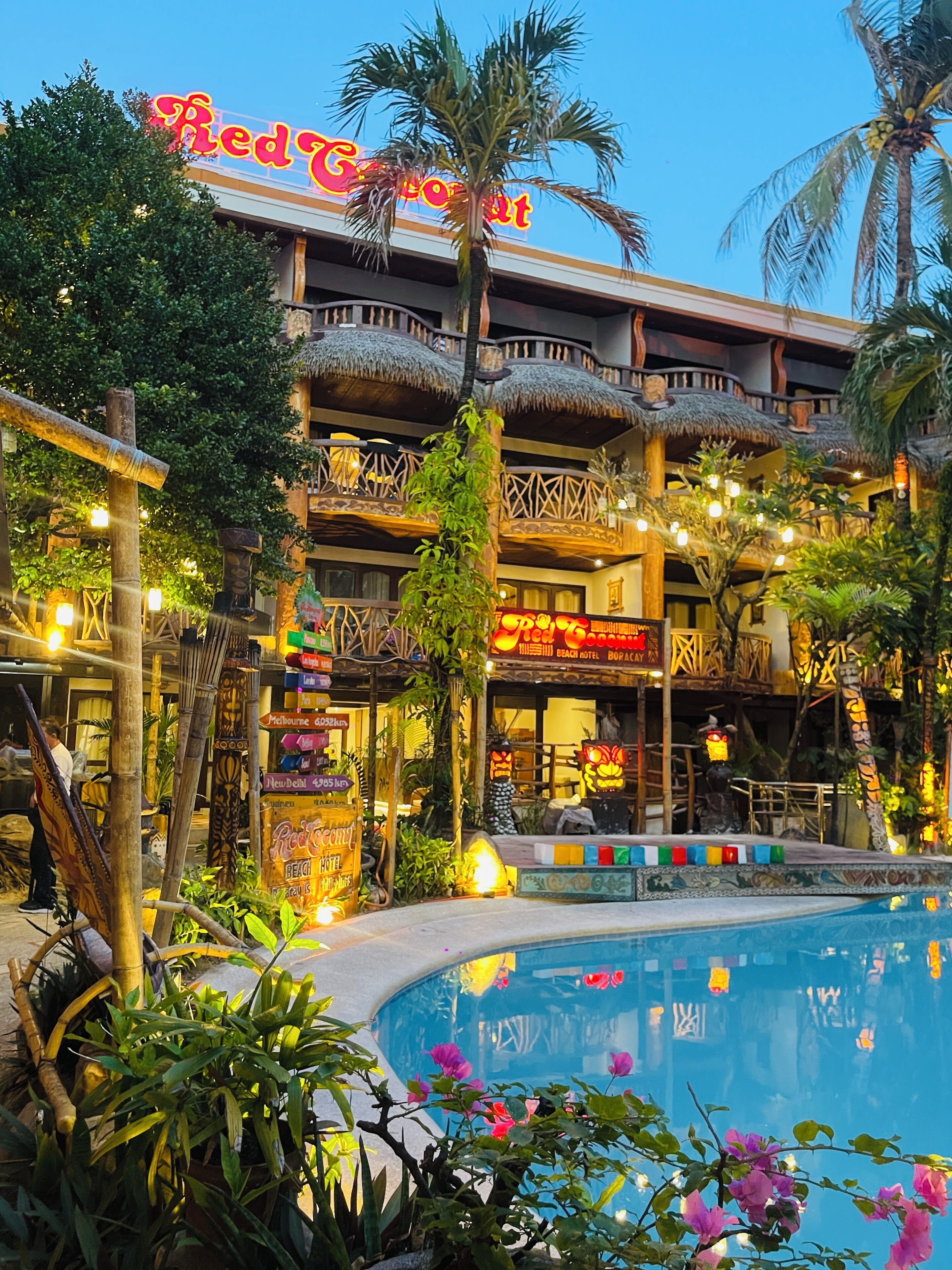 outdoor pool, open 10:00 am to 5:00 pm, pool loungers