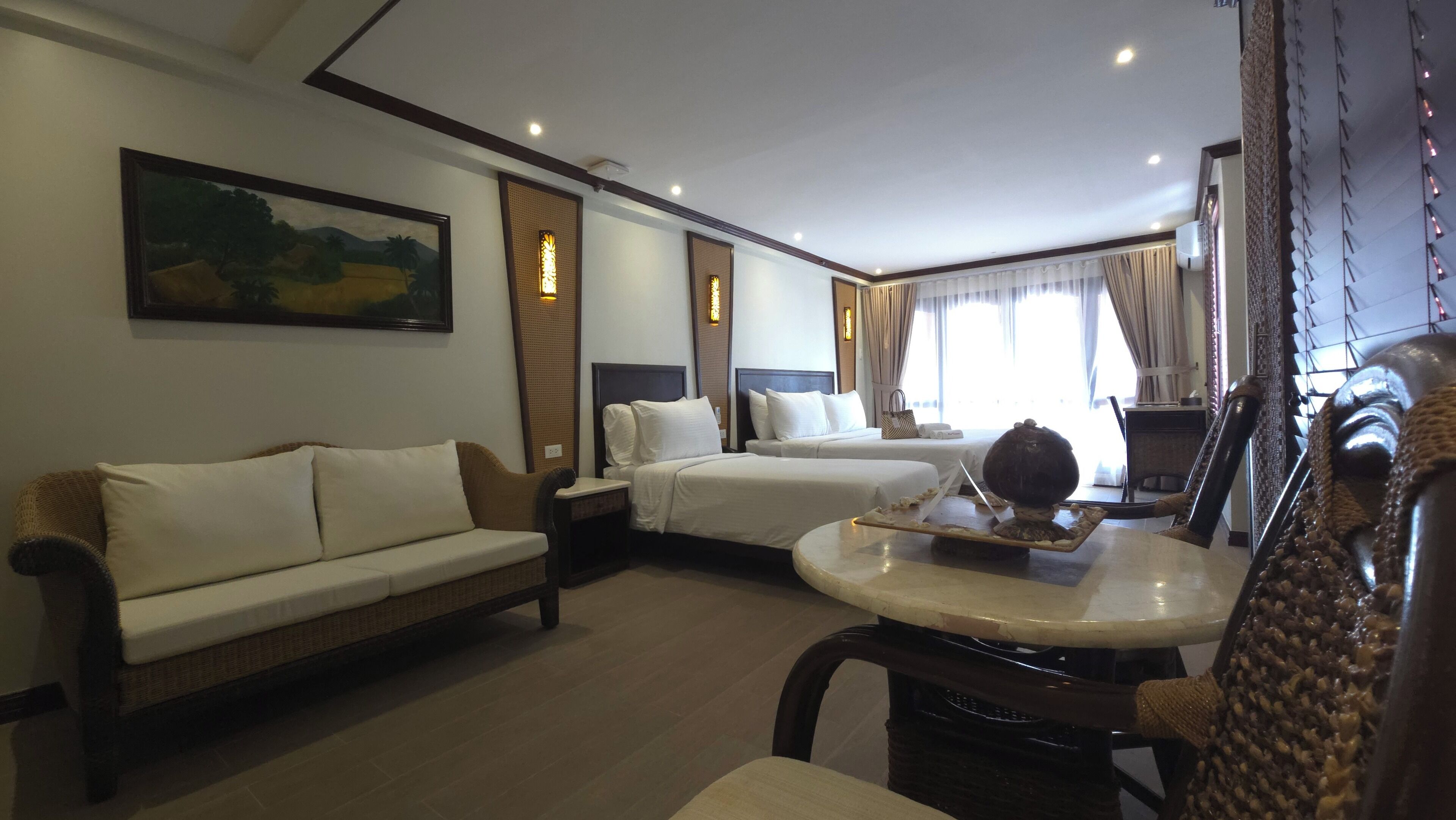 Suite Beachview | Minibar, in-room safe, individually decorated, individually furnished