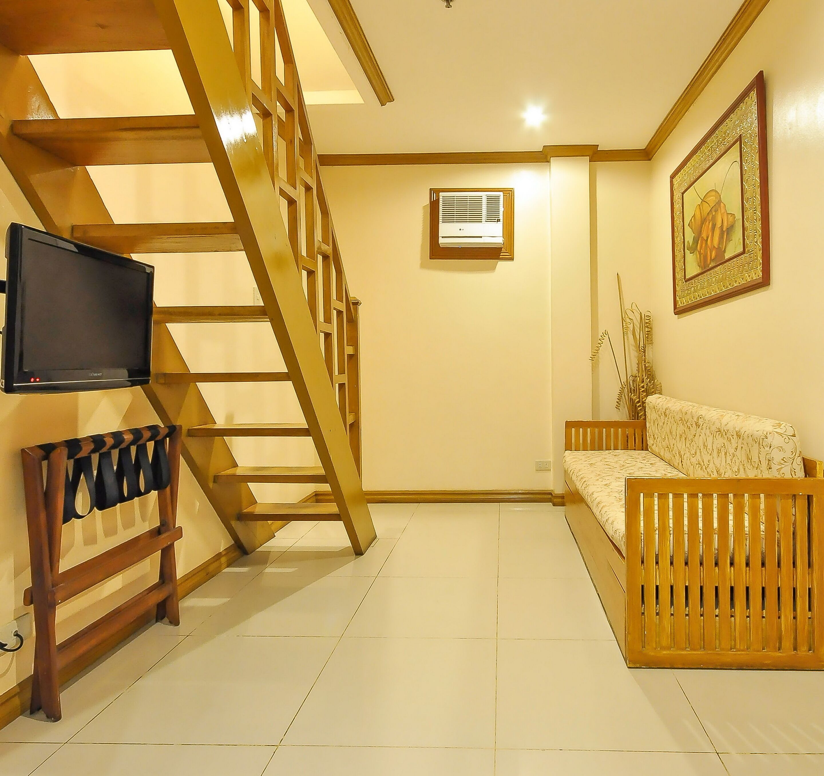 3-bedroom family suite | living area | tv