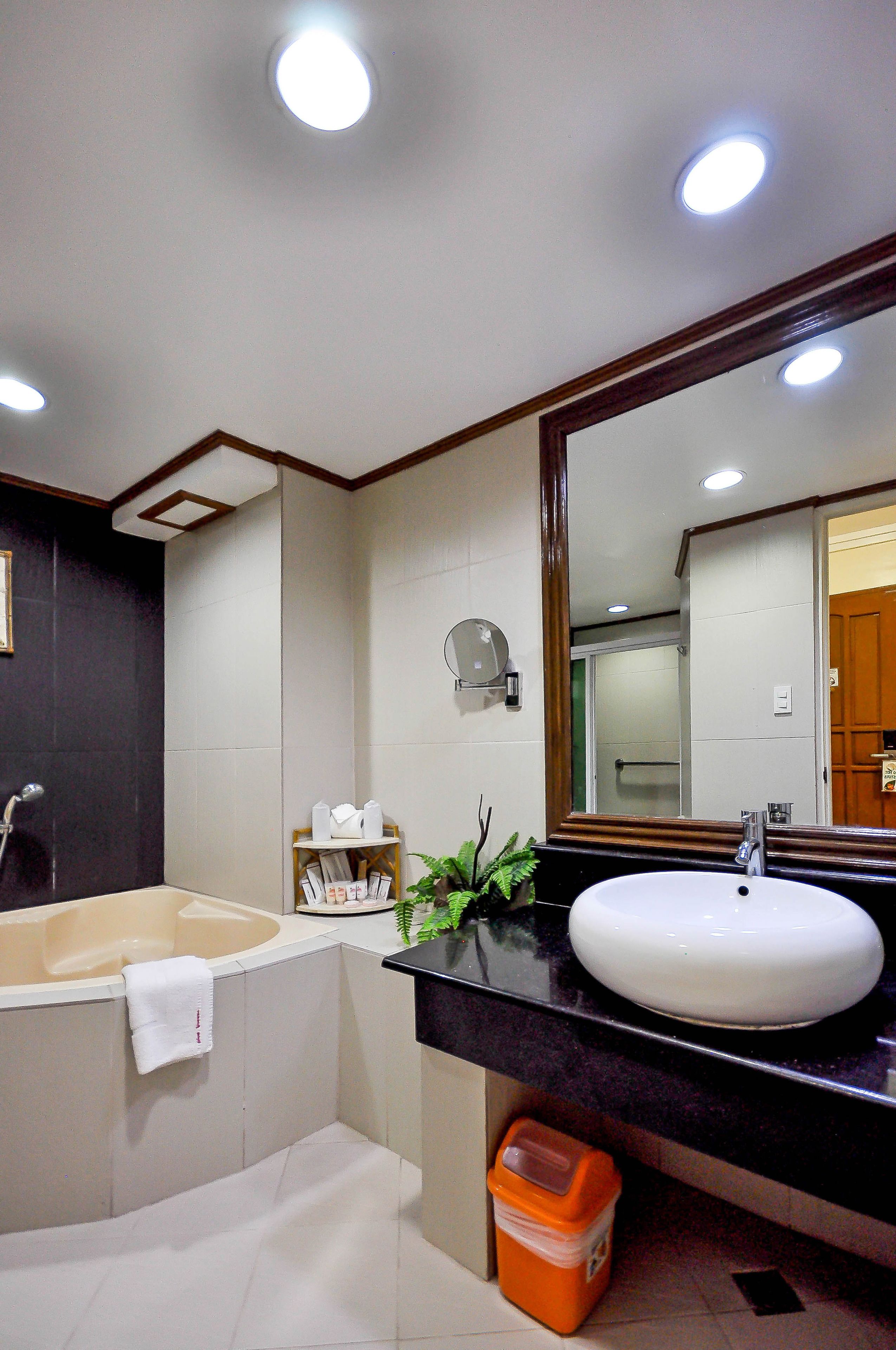 suite poolview | jetted bathtub