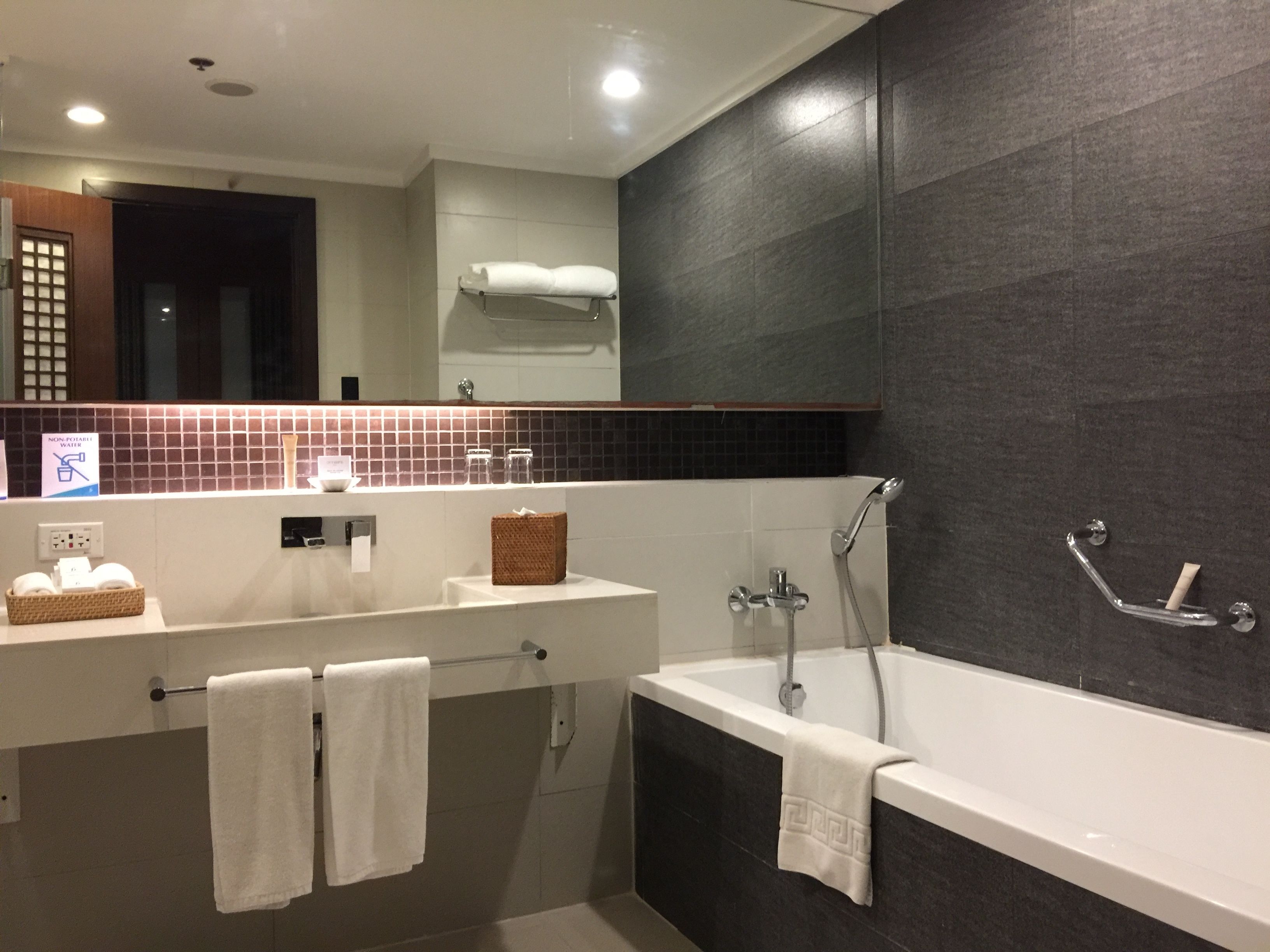 deluxe room, non smoking | bathroom | separate bathtub and shower, rainfall showerhead, free toiletries