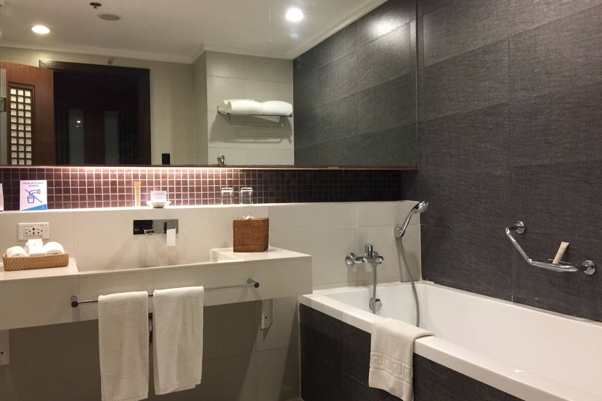 deluxe room, non smoking | bathroom | separate bathtub and shower, rainfall showerhead, free toiletries