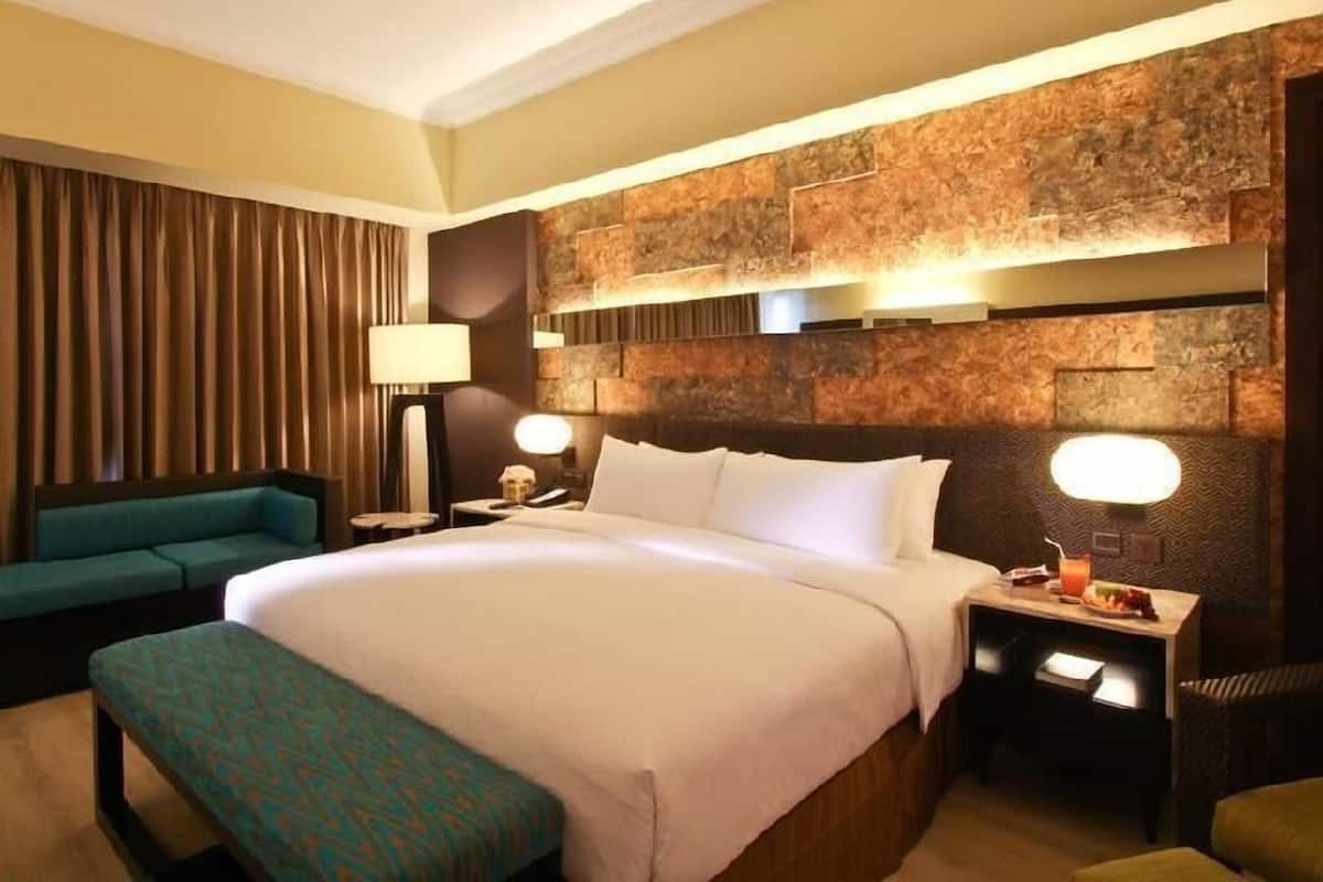 Minibar, in-room safe, desk, iron/ironing board