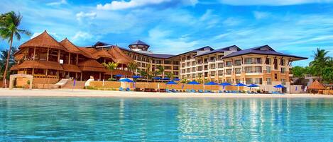 Am Strand, weißer Sandstrand, Liegestühle, Sonnenschirme