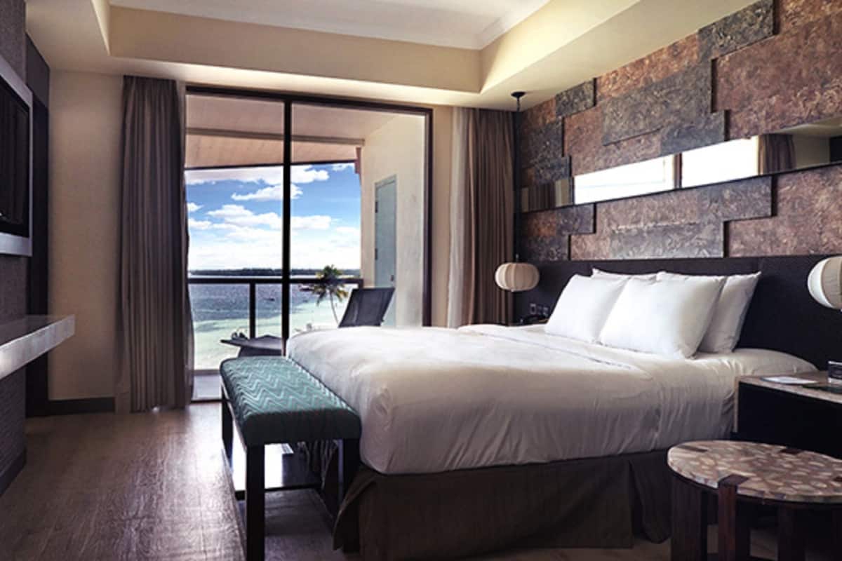 Junior Suite, Non Smoking | 1 bedroom, minibar, in-room safe, desk