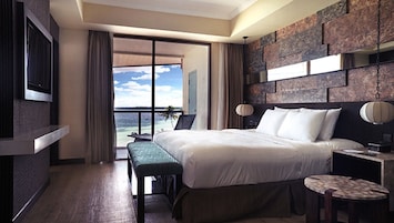 Minibar, caja de seguridad en la habitaciĂłn y escritorio