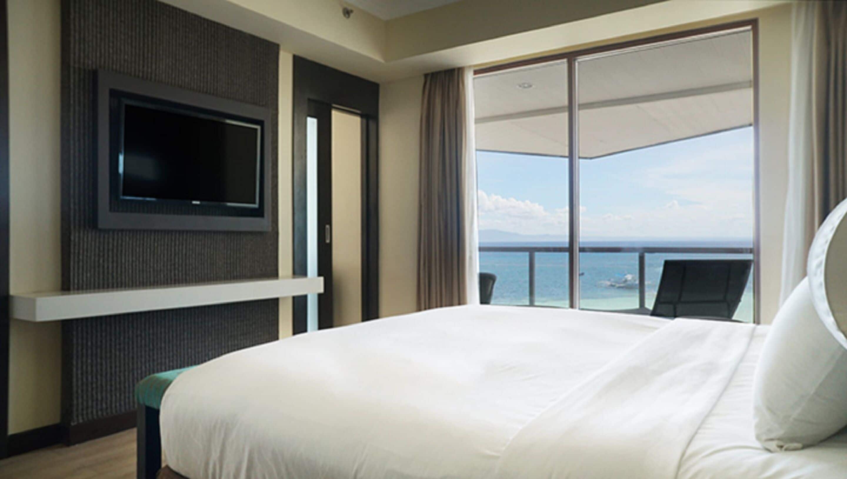 junior suite, non smoking | 1 bedroom, minibar, in-room safe, desk