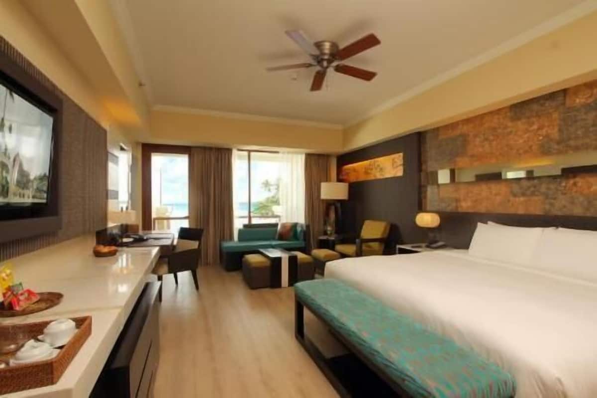Minibar, in-room safe, desk, iron/ironing board