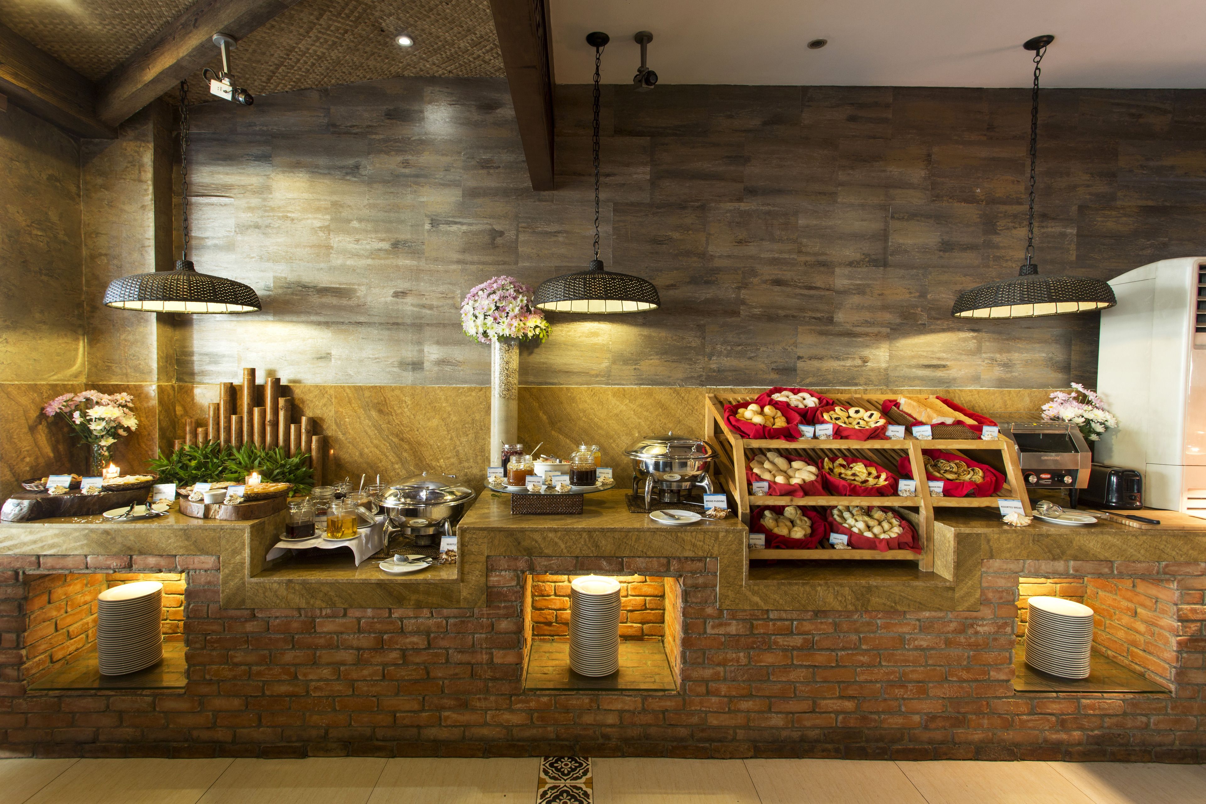 2 restaurants, breakfast, lunch, dinner served; international cuisine