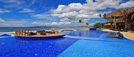 Piscine extérieure, chaises longues