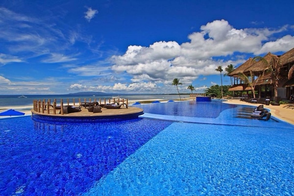 Piscine extérieure, chaises longues