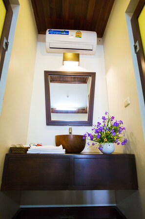 Combined shower/tub, rainfall showerhead, hair dryer, slippers - Villa Chitchareune Boutique Hotel (Luang Prabang)