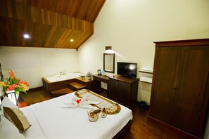 ห้องเอ็กเซกคิวทีฟสวีท | มินิบาร์ฟรีบางอย่าง, ตู้นิรภัยในห้องพัก, ห้องพักตกแต่งอย่างมีเอกลักษณ์