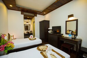 Free minibar items, in-room safe, individually decorated, desk - Villa Chitchareune Boutique Hotel (Luang Prabang)