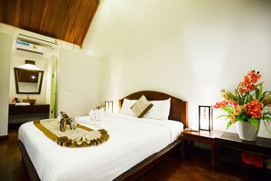 Free minibar items, in-room safe, individually decorated, desk - Villa Chitchareune Boutique Hotel (Luang Prabang)