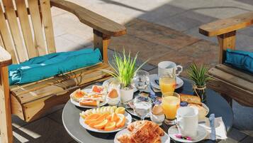 Fachada de la propiedad por la tarde o noche