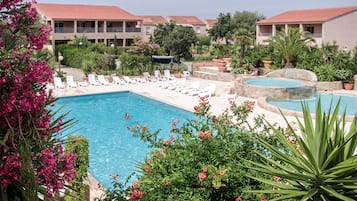 Alberca al aire libre y camastros