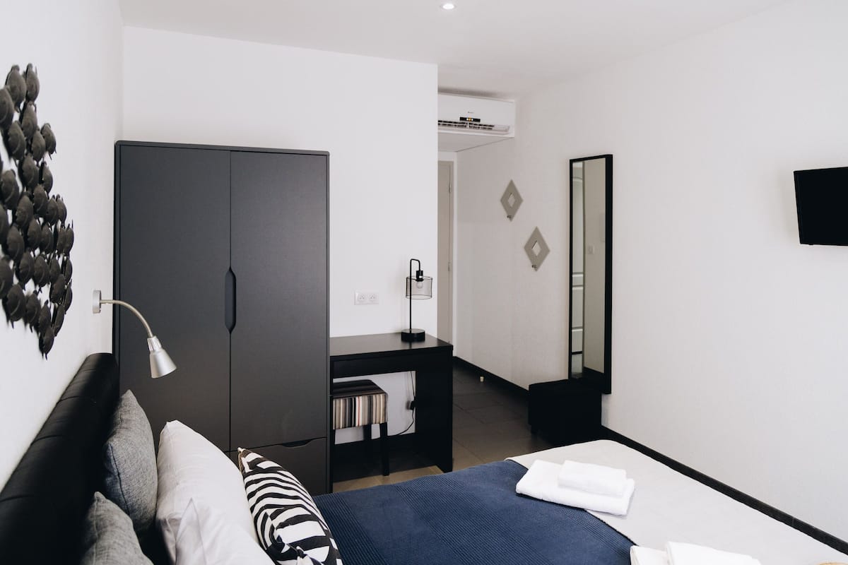Double Room | 1 bilik tidur, peti besi dalam bilik, langsir/tirai gelap terus
