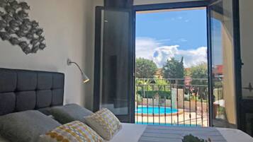 Habitación doble | 1 habitación, caja de seguridad en la habitación y cortinas blackout